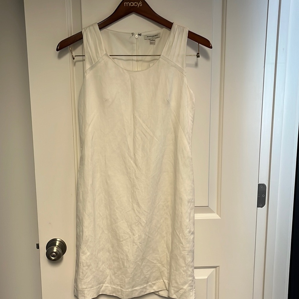Banana Republic white linens dress. Never worn and tag still on it. Size 2.